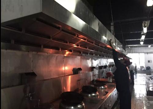 保定萬人幫保潔主營大型油煙管道清洗服務(wù)和外墻清洗服務(wù)以這樣清洗的好處